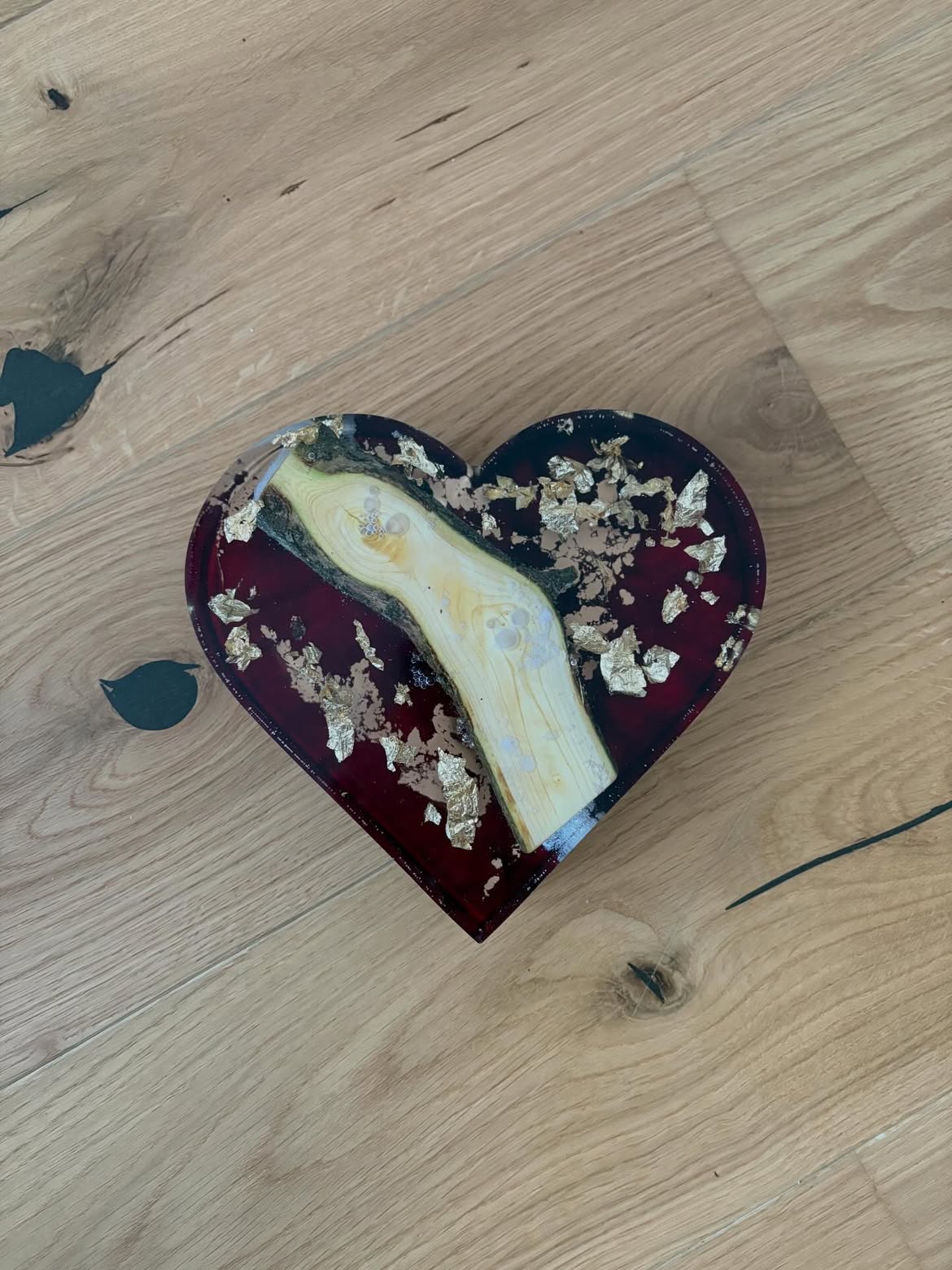 Herz-Dekoration mit Holz und Goldflocken